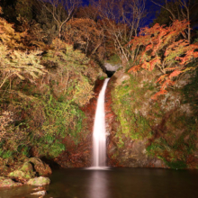 華厳の滝ライトアップの画像