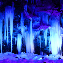 三十槌の氷柱ライトアップの画像