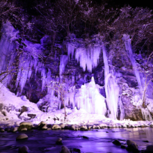 三十槌の氷柱ライトアップの画像