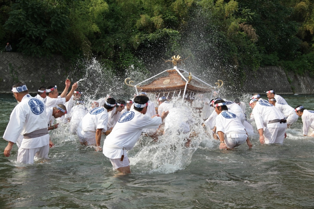 秩父川瀬祭神輿洗いの儀式