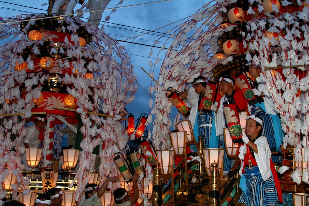 秩父川瀬祭兄弟笠鉾曳き別れ